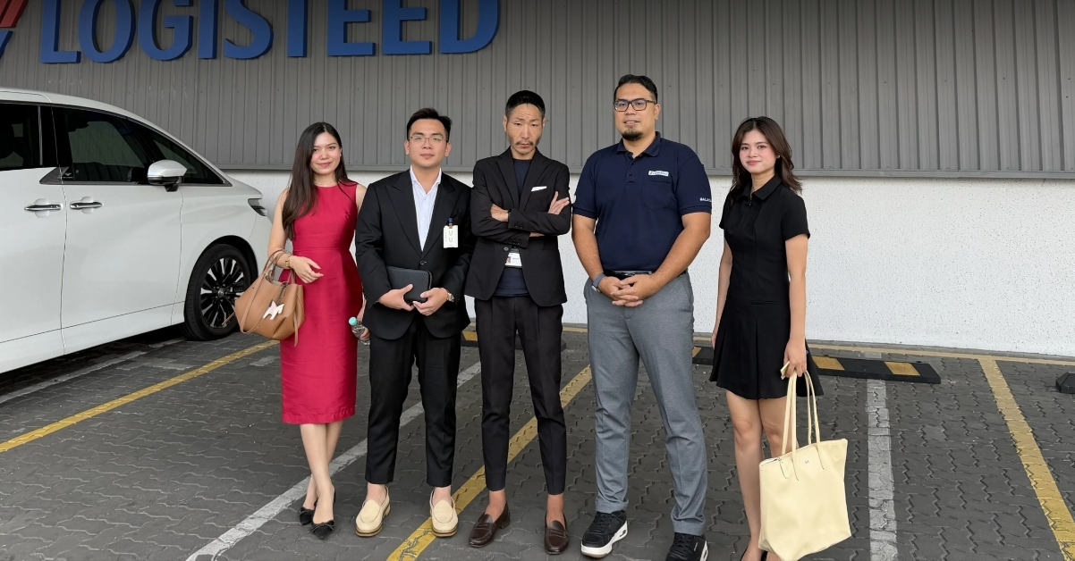representatives-from-724software-and-logisteed-standing-together-outside-a-logisteed-facility